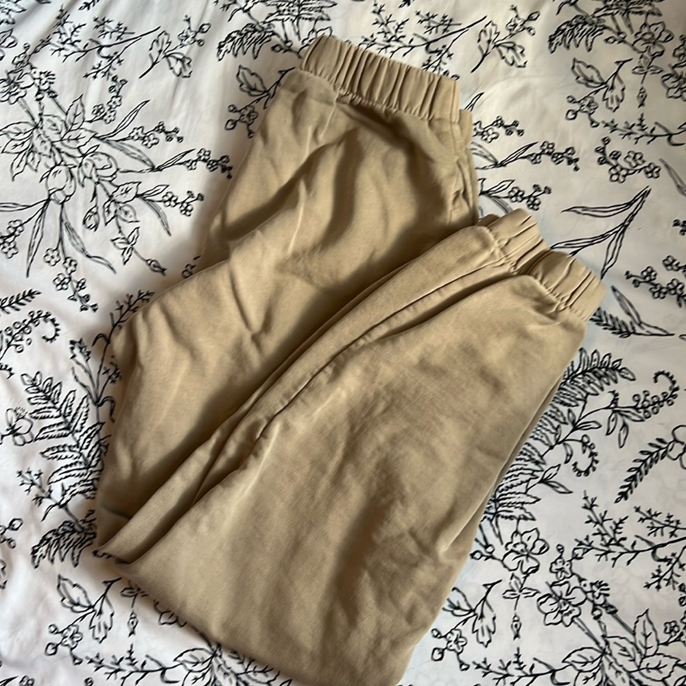 brandy melville sweatpants tan/cream